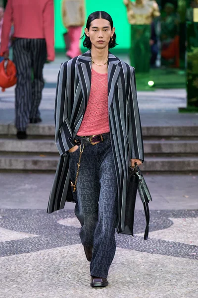Look 10